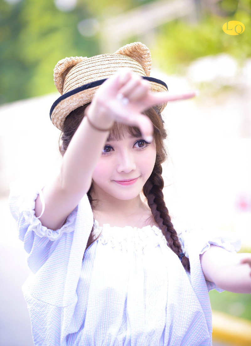 “伏德？”吕布嘴角泛起一抹微笑：“我也有此想法，不过如何用，却该好好斟酌一下，不过我觉得，那块王印也该收回来了，蜀中一下，也是时候封王了，而且也能给刘备跟曹操之间添些堵！文和以为如何？”